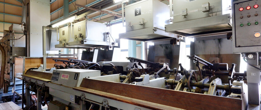 精密な機械が並ぶ工場の製造ライン